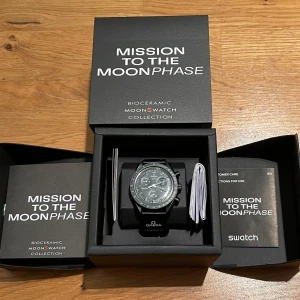 Omega x Swatch Mission to the Moonphase - Säljer en Omega x Swatch Mission to the Moonphase. Klockan är i sjukt bra skick fast den är använd. Kom gärna med bud 🙌🏽