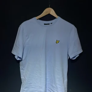 Lyle scott tröja - Fin blå lyle scott tröja i medium. Den är som helt ny utan några fläckar eller skador. 