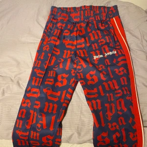 Palm angels broken monogram  - Snygga byxor från Palm Angels, bra skick har några små skavanker 