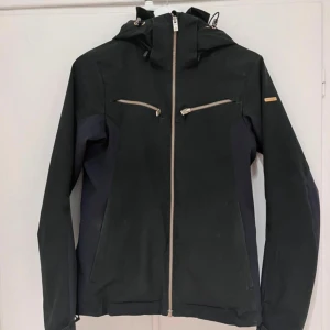 Skidjacka Peak Performance - Skidjacka från peakperformance. Säljer då den är för liten