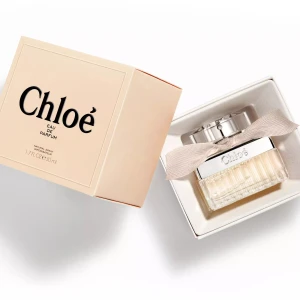 Chloé Eau de Parfum - Säljer min Chloé parfym jag fick i julklapp då den inte är min typ! Helt ny med obruten förpackning                                                                                                                                                       Det är en Elegant och feminin parfym från Chloé i en stilren glasflaska med silverfärgat lock och en ljusrosa rosett. Doften är blommig och fräsch, perfekt för den som vill ha en sofistikerad och tidlös doft. Den är 30 ml stor.