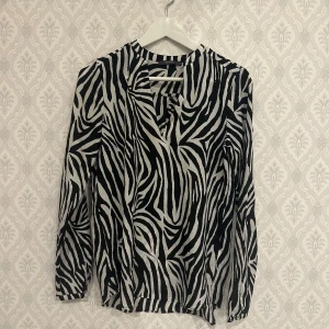 Mönstrad blus Esprit  - Mönstrad blus från Esprit i svart/ vitt. Liten v-ringning fram. Använd fåtal gånger. Rökfritt hem. 