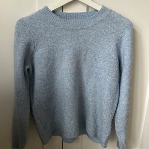 Ljusblå stickad tröja från Pieces - Säljer en ljusblå stickad tröja från Pieces i storlek XS. Tröjan har en klassisk rund hals och långa ärmar, perfekt för kyligare dagar. Den mjuka stickningen ger en mysig känsla. Passar bra till både jeans och kjol. 💙