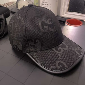 Svart keps  - Helt ny keps, kepsen är i helt nytt skick med inga skador, kepsen förekommer med box. Intresserad? Skriv!!