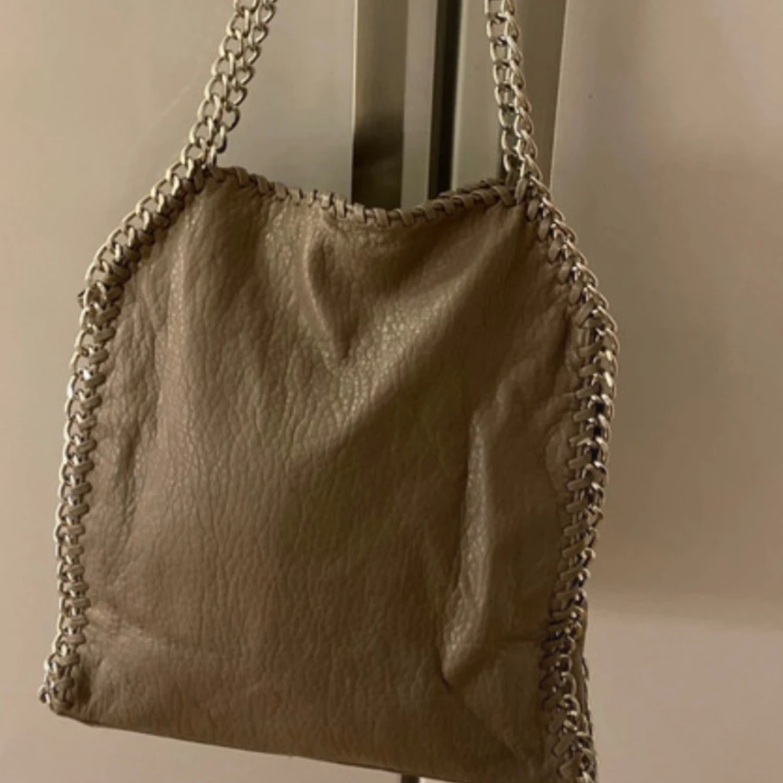 Beige axelväska med kedjedetaljer