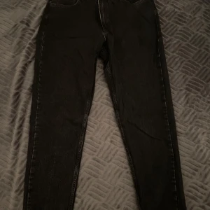 Svarta jeans från Zara - Snygga svarta jeans från Zara med klassisk femficksdesign. De har en rak passform och är tillverkade i ett slitstarkt material. Perfekta för en stilren look. Regular fit. Om du bär M i byxor är passar dem mycket bra. Om S mer baggy stil. Aldrig använda! Pris kan självklart diskuteras.