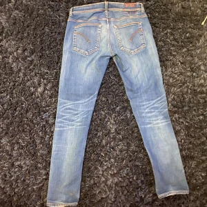 Dondup jeans - Snygga dondup jeans i en klassisk färg💥 passar dig som är runt 175 cm✅