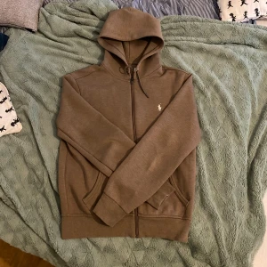 Ralph lauren tröja - Tröja från Ralph Lauren i nyskick 10/10. Pris 1190. Färg brun. storlek S