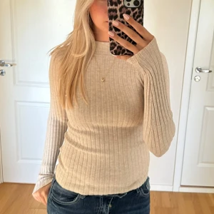 Beige ribbad tröja - Säljer en superfin beige ribbad tröja i storlek XS.Den är långärmad och har en tight passform som sitter snyggt på kroppen. Perfekt för höst och vinter. Tröjan är i nyskick och väldigt bekväm. Passar mig med storlek S💘