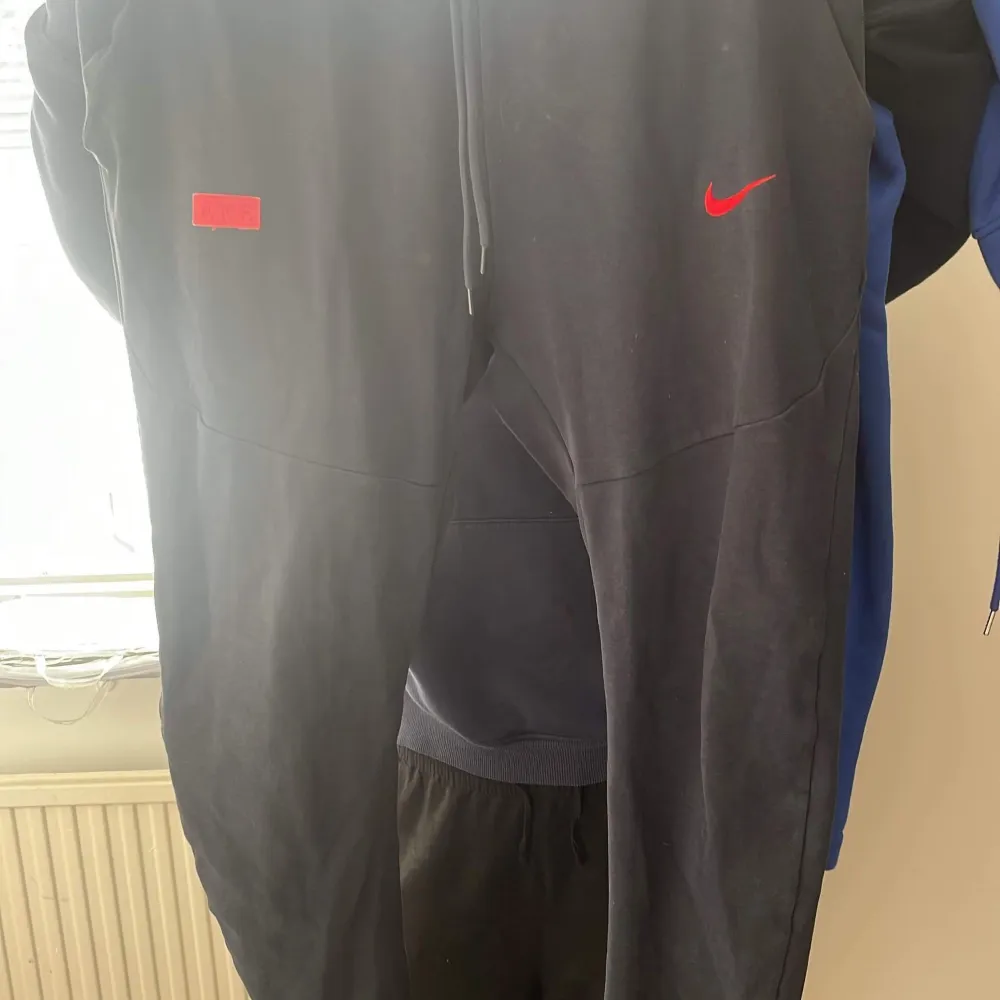 helt ny nike tech, den är köpt i frankrike ny pris 2200.. Sportswear.