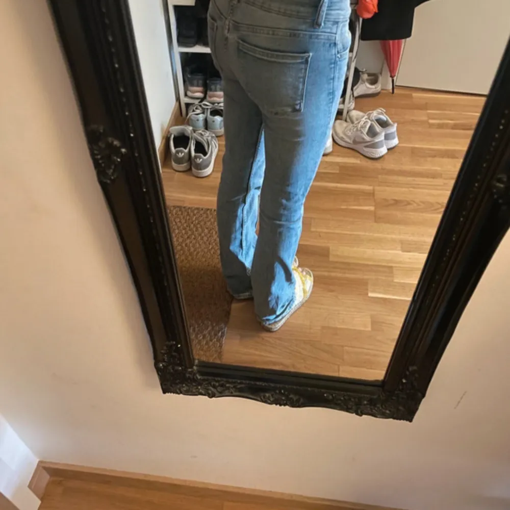 Super fina low waist jeans. De var ett litet hål i en av bakfickorna som inte syns om man har någon tröja som gpr över midjan annars är de i jätte fint skick! Byxorna har en super snygg tvätt☺️ Storlek 32. Jeans & Byxor.