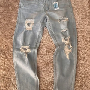 Empyre Easton  Jeans size 7 - Easton-jeansen  Nya med etikett och prislappar   99% cotton, 1% spandex Mått finns i bilderna. Innerben 71 cm