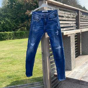 Säljer mina väldigt fina replay jeans då dem blivit för små. Ny pris ligger på ca 1800kr. Väldigt feta jeans inför hösten! Priset är prutbart. Hör gärna av er vid fler bilder eller några andra frågor!