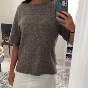 Stickad t shirt - Brun stickad tröja från vero Moda. I storlek S och jättefin lite noppror såklsrt men inte mycket alls. Fin höstig brun färg