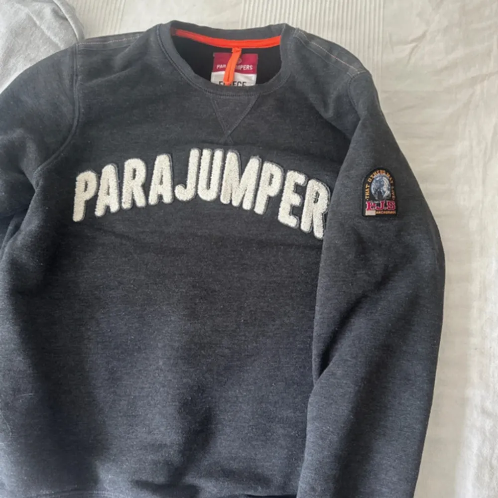 Riktigt skön parajumpers tröja i storlek L men passar riktigt bra för S-M liten i storlek sitter tajt på mig med M. Unisex passar både killar och tjejer. Bredden på tröjan ligger på 53cm. Som sagt A:A k opia . Hupparit & Collegepaidat.