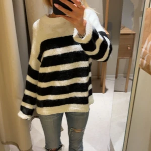 Stickad tröja  - Jätte snygg! Nyköpt, använd en gång! Hör av er vid frågor 