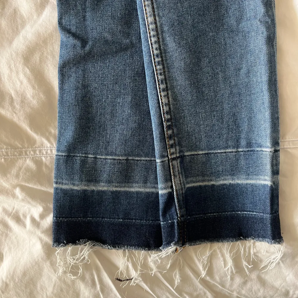 Sandro Paris high Rise skinny jeans med snygga detaljer i anklarna, stretch   Storlek: 34   Super gott skick  Skicka meddelande för fler mått eller andra frågor!. Jeans & Byxor.