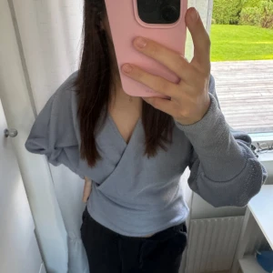 Tröja från Bubbleroom - En v-ringad omlottröja med vida armar som smalnar vid händerna. Använd ett fåtal gånger och är i super skick. Normal i storleken 😊