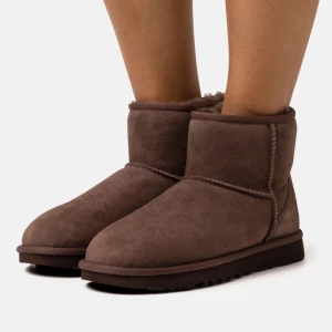 Bruna uggs - Bruna uggs i färgen ”burnt cedar”. Nypris: 1975k och i jättefint skick💕Hör av dig om du har några frågor