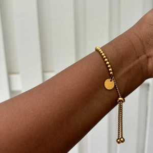 Guld pärl armband  - Guldfärgad pärl armband, tillverkad i rostfritt stål och justerbar för perfekt passform.