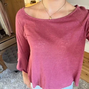 Vinröd blus - Supernajs vinröd blus med utsvängda ärmar som är perfekt nu till hösten! Pris kan diskuteras!