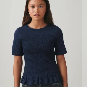 Smockad topp - Säljer då den inte används. Super fint skick! 💓💓