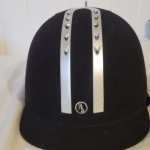 Ridhjälm - Bra skick  Fin  Inte så mycket andvänd 