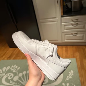 Airforce 1 - Tjena! Säljer ett par schyssta airforce 1 använt dem en gång då jag inte riktigt tycker dem passar säljer dem för billig peng eftersom ja vill bli av med dem