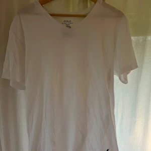 Polo raulph lauren T shirt - Säljer nu mina tre helt oanvända polo raulph lauren t shirts Finns 3 av samma.  Får det billigare om man köper fler! Köp 2 för 500kr Köp 3 för 700kr Hör gärna av er för frågor! 