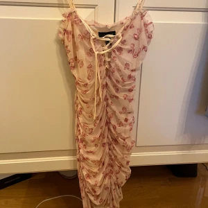 Sommarklänning - Söt sommarklänning, denna passa inte mig och är aldrig använt💕