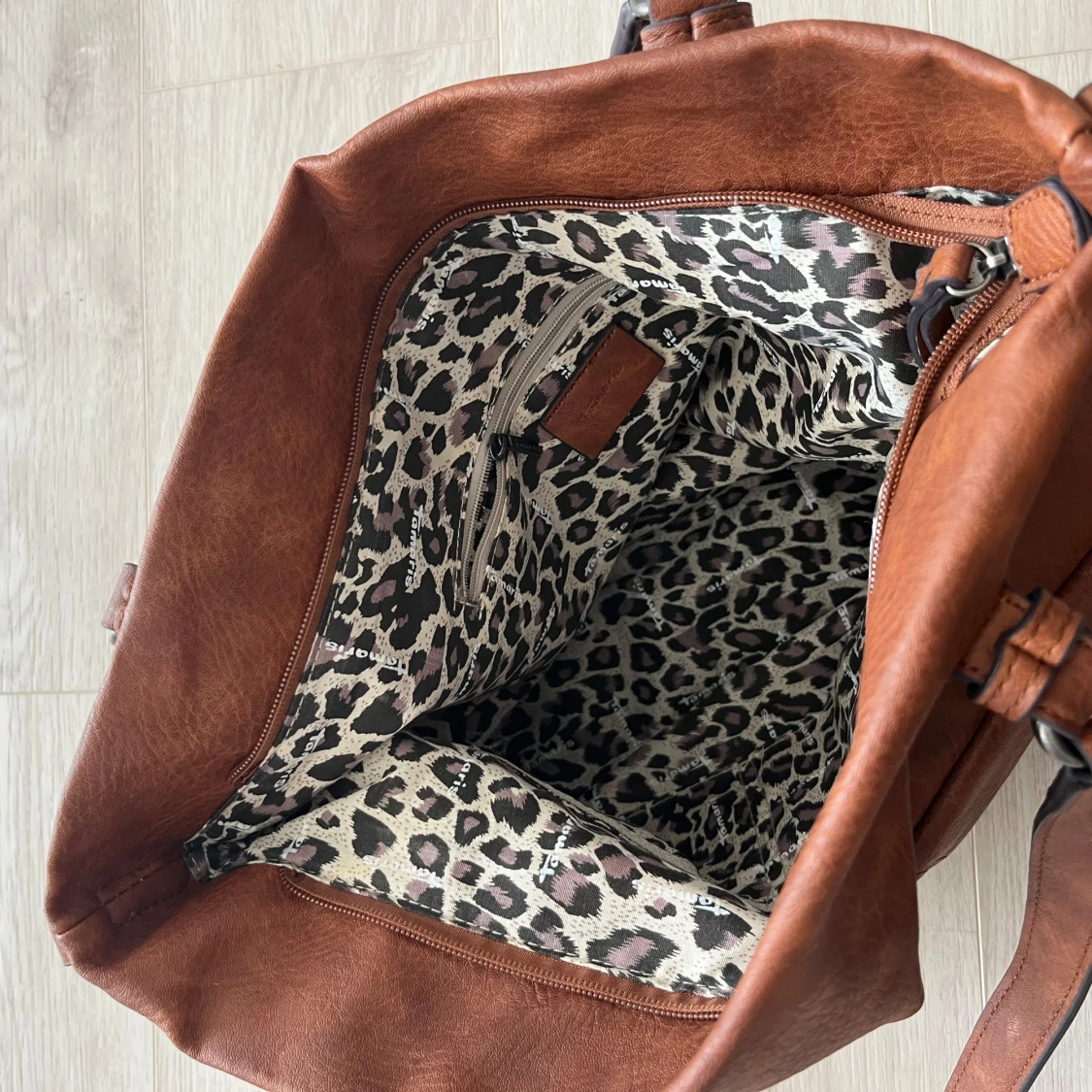 Oanvänd väska från Tamaris.  - 92