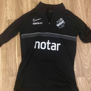 Aik akademi kofta  - Dehär är en AIK akademi kofta som är i storlek S och sitter riktigt fint och bra 