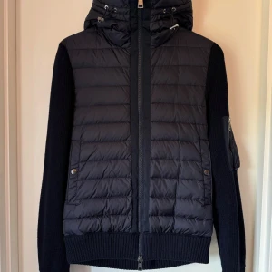 Moncler cardigan  - Moncler cardigan! Nästintill ny , använd 1-2 gånger. Tillkommer kvitto och all og.  För mer bilder , kom meddelande.  Allt gott , Hannes!🥂