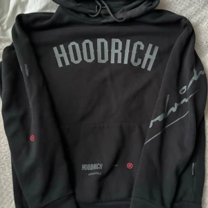 Svart Hoodrich Hoodie  - En svart Hoodrich Hoodie i bra skick. Knappt några defekter DM FÖR FRÅGOR Är killmodell men funkar för tjejer också