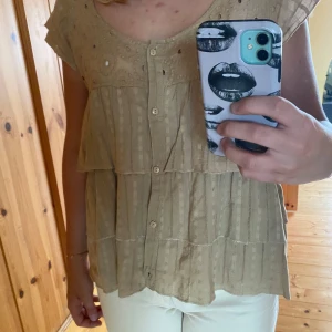 Brun blus - Fin brun blus från Vero moda jeans. Är storlek XL men sitter som en M/L, beroende på hur man vill att den ska sitta. Jättefin till höst och sommar🫶🏽