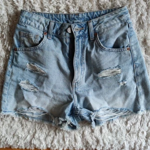 H&M divided jeans shorts - Näst intill helt oanvända jeansshorts från divided h&m i storlek 34. Hör av dig vid funderingar☺️