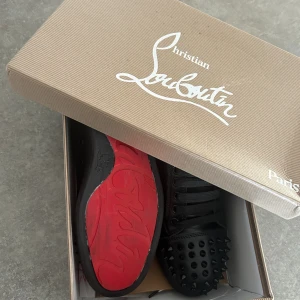 Christian Louboutin stl 37-38 - Christian Louboutin med spikar i stl 37-38. Köpta här på Plick för en vecka sen, tyvärr för små för min son.   Enligt förra ägaren endast använda en gång utomhus, är i väldigt fint skick. Kommer med box och dustybags. Äkthetsverifierade av Vestiaire.