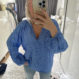 Blå blus - Finaste blusen från hm💙storlek L o har vanligtvis xs/s🥰