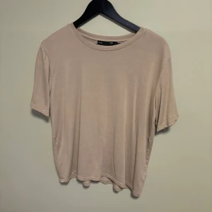 Beige tröja  - Säljer dena tröja från lager har inte använt den så den är ny 