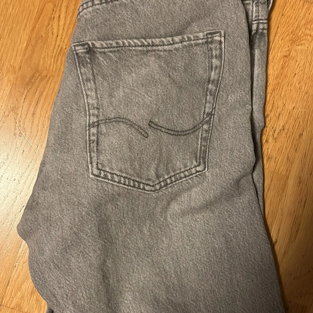 Säljer nu mina Jack and Jones jeans som är i ett toppen skick använda 4 gånger hör av er vid funderingar pris kan diskuteras 😀. Jeans & Byxor.