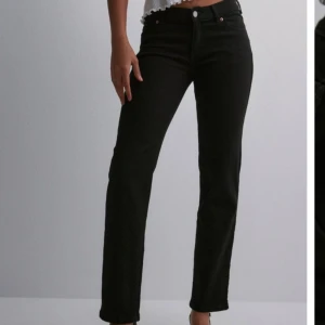 Raka lågmidjade jeans - Lågmidjade jeans från märket DR DENIM, från Nelly. Väl använda men ändå fint skick! Säljer då jag växt ur dom. Priset kan diskuteras!💓💓