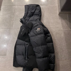 Sail racing jacka st M - Köpt förra vintern för 3300kr  Litet hål i ryggen som är fixat med en patch. Pris kan diskuteras vid snabb afär