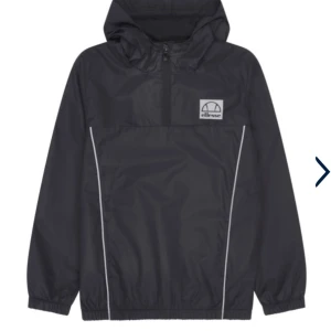 Ellesse vindjacka - Vill sälja min Ellesse vindjacka för den är liten. Har använt 2 gånger. Nypris 1000kr. Pris kan diskuteras  