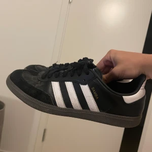 Adidas samba - Ett par svarta adidas samba inget komplicerat vill helst bli av med dem så snabbt som möjligt