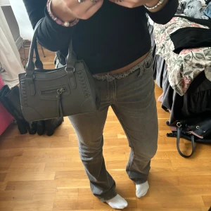 Handväska - Grå snygg handväska nästan oanvänd