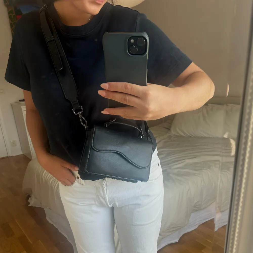 Köpte väskan för 1 ish år sedan, mycket bra skick, använd fåtal gånger. Skriv för mått🥰🩷. Laukut & Käsilaukut.