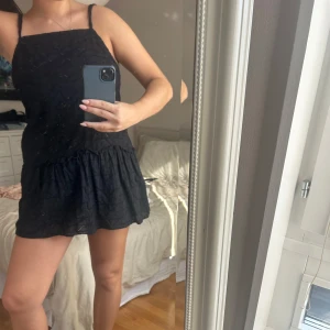 Klänning från zara - Underbar klänning i perfekt skick från zara. Köpt för 1 år sedan och använt extremt fåtal gånger🥰❤️🥰