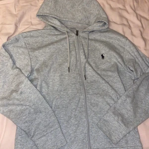 Ralph lauren zip - Mycket bra skick använd ett par gången, säljer den eftersom den inte passar längre. Pris kan diskuteras