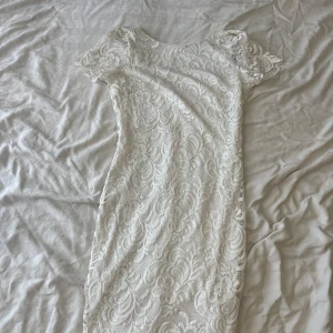 Vit klänning  - En vit spets klänning som användes på 9:ans skolavslutningen. Med en liten öppning i ryggen 