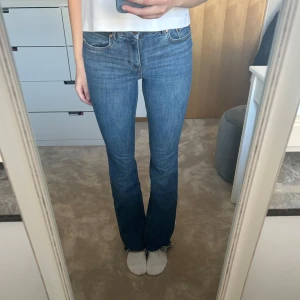 Jeans  - Supersnygga jeans från Zara💙Stretchigt material och medelhög midja. Använda, men inga fläckar och i bra skick.